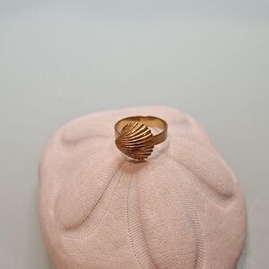 Elegant Gold Shell Ring